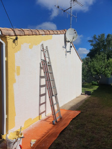 Photo de galerie - Voici la rénovation des façades d'une maison avec une peinture hydrofugé pour une meilleure protection des enduits et des intempéries sur la commune des sables d'olonne 