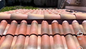 Photo de galerie - Réalisation d’un faîtage à sec avec pose de closoir ventilé et de tuiles faîtières, pour assurer une bonne étanchéité et ventilation de la toiture.