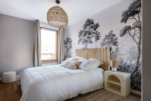 Photo de galerie - Rénovation d'une chambre comprenant, l'électricité, la pose de papier peint, la peinture, la pose de porte de placard ainsi que le montage du mobilier. 