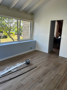 Photo de galerie - Mise en peinture des murs et pose de plinthes bois