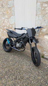 Photo de galerie - Le après d'un projet fini sur la Derbi x-race fini en drd racing de 2008 ponçage complet de la cycle ainsi que les jantes et fourche peinture de la moto complète ainsi que les carénage plus modification sur un bloc moteur euro 3 en kit 70 motorforce 