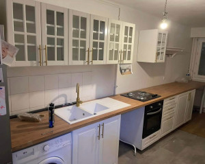 Photo de galerie - Montage d'une cuisine en kit avec decoupe de plan de treavail