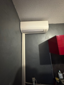 Photo de galerie - Installation climatisation réversible DAIKIN - INOV ENERGIE - Installation propre et durable 