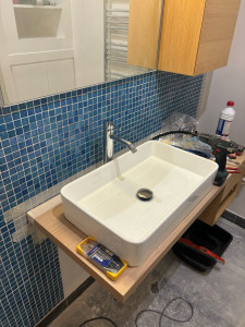 Photo de galerie - Pose d’un plan de salle de bain et des équipements 