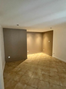 Photo de galerie - Réalisation de la plâtrerie et de la peinture dans une chambre, en délimitant un espace bureau avec de la couleur.