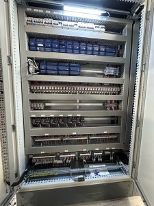 Photo de galerie - Pose d’une armoire permettant la gestion de l’ensemble des CTA sur un hôpital 