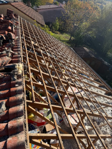 Photo de galerie -     Travaux de couverture en cours, toiture découverte avant repose de la couverture.