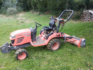 Photo de galerie - Micro-tracteur avec broyeur d'accotement qui permet de tondre de grandes surfaces