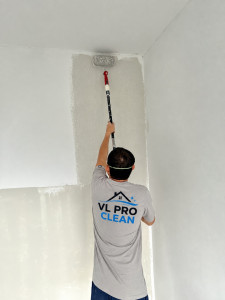 Photo de galerie - Application d’un enduit de ratissage intégral des murs pour obtenir une surface lisse et uniforme avant mise en peinture.