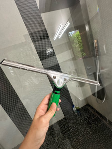 Photo de galerie - Nettoyage des parois de douche 