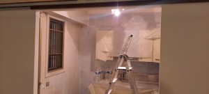 Photo de galerie - Préparation mur et plafond cuisine avant peinture. 