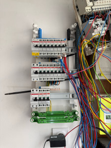 Photo de galerie - Remplacement d’un tableau électrique (photo prise en cours de réalisation)