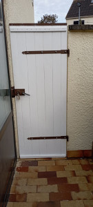Photo de galerie - Fabrication et pose d une porte en bois sur mesures.