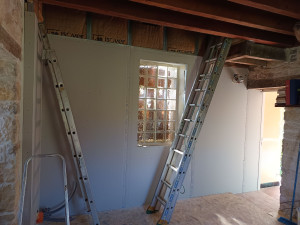 Photo de galerie - Installation des rails , tirage des gaines pour l'électricité, isolation, placo , bande , ponçage , mise en peinture 
