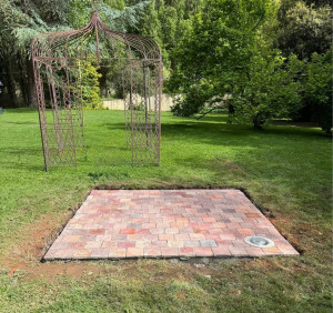 Photo de galerie - Dalle de béton recouverte par des pavés, pour accueille une gloriette 