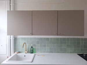 Photo de galerie - Pose de 3 éléments de cuisine.