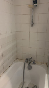 Photo de galerie - Avant changement joint douche et faïence 