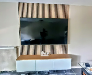 Photo de galerie - Pose de panneaux acoustique,  tv
 et meuble tv au mur.
