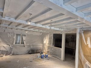 Photo de galerie - Avant-rénovation peinture plafond avec poutres 