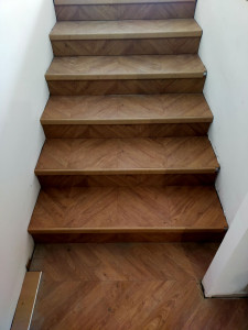 Photo de galerie - Rénovation d'un escalier, pose de parquet dessus.
