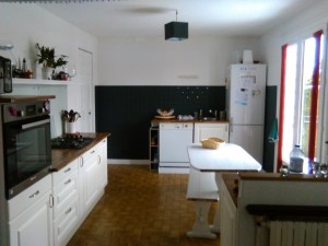 Photo de galerie - remise en état d'une cuisine avec pose toile de verre, mise en peinture mur et carrelage et plinthe, ainsi que l'installation des meubles de cuisine