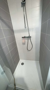 Photo de galerie - Pose d’un bac à douche 
