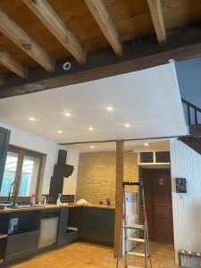 Photo de galerie - Déposé et repose avec création d un plafond luminaires spot d une cuisine équipée ouverte 