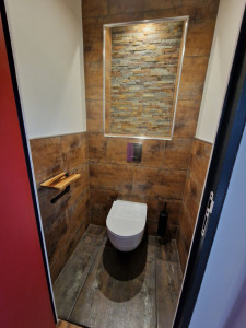 Photo de galerie - Bâti WC suspendu avec abattant a frein et étagère de rangement et décorative en parement 