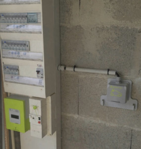Photo de galerie - Pose d'une prise renforcée type Green'Up pour recharge VE jusqu'à 3,7 kW, avec circuit dédié et protection différentielle conforme NF C 15-100. Alimentation depuis le tableau principal sous tube IRL.