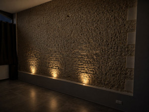 Photo de galerie - Pose de 3 spots pour éclairer un mur en moellons 