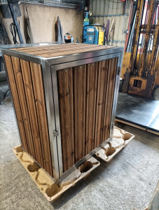 Photo de galerie - Malle de rangement en acier et bois de pin 