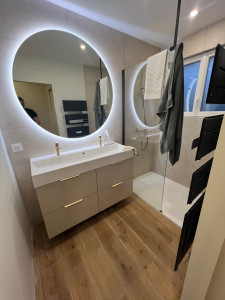 Photo de galerie - Réalisation salle de bain complète , cloison , électricité, plomberie , placo , carrelage et pose receveur et meuble . 