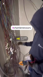 Photo de galerie - Après avoir fini de tirer tout les câble sur le châtier . maintenant préparation du tableau électrique 