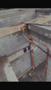 Photo de galerie - Un mur avec un échafaudage bien droit