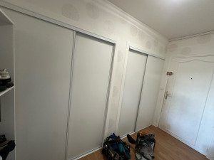 Photo de galerie - Installation des portes placard roulé