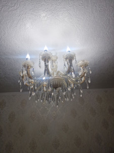 Photo de galerie - Assemblage et montage d'une lustres style moyenne âge 