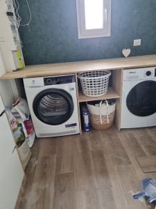 Photo de galerie - Réalisation plan de travail buanderie étagère et papier peint