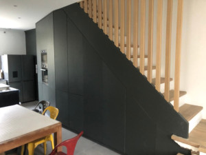 Photo de galerie - Rénovation globale TCE d'un RDC avec la création d'un escalier et d'un agencement en bois sur mesure pour une cuisine fonctionnelle.
