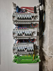 Photo de galerie - Installation tableaux électriques et mises au normes 
