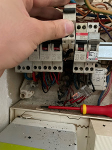 Photo de galerie - Dépagnnage d’urgence , disjoncteur divisionnaire qui a brûler avant 