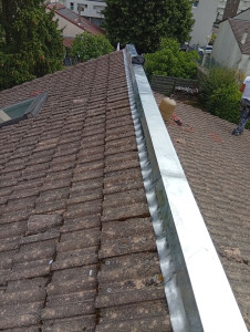 Photo de galerie - Réalisation du faîtage zinc et plomb 