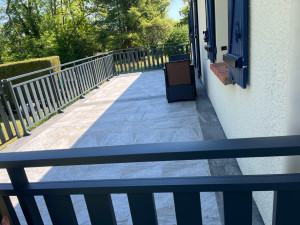 Photo de galerie - Création de terrasse et pose de revêtement et compris garde corps 