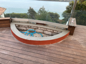 Photo de galerie - Maçonnerie d’une jardinière en toiture terrasse avant étanchéité et finitions