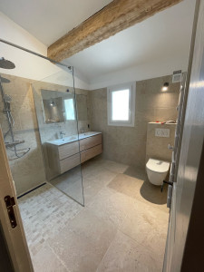 Photo de galerie - Création de douche à l’italienne , création d’un wc suspendu, carrelage sol et mur imitation travertin 