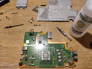 Photo de galerie - Nettoyage PS4 , remplacement pâte thermique et pad thermique nettoyage carte mère à l'alcool isopropylique 