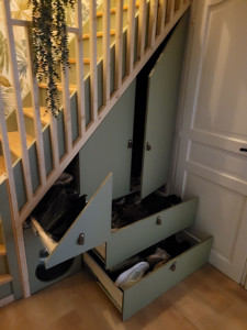 Photo de galerie - Ponçage et peinture de l'escalier, tapisserie et création d'un meuble sur mesure ainsi que d'un claustra pour l'escalier