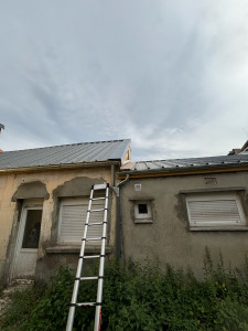 Photo de galerie - Installation des gouttières et des raccordements en zinc 