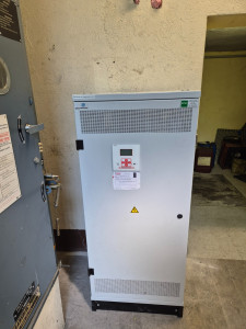 Photo de galerie - Déplacement de batteries de secours d'un bâtiment industriel