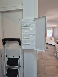 Photo de galerie - Pose d une gtl avec tableau électrique 4 rangées 