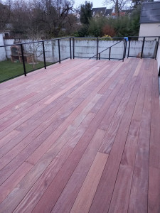 Photo de galerie - Terrasse cumaru et garde corps aluminium 
